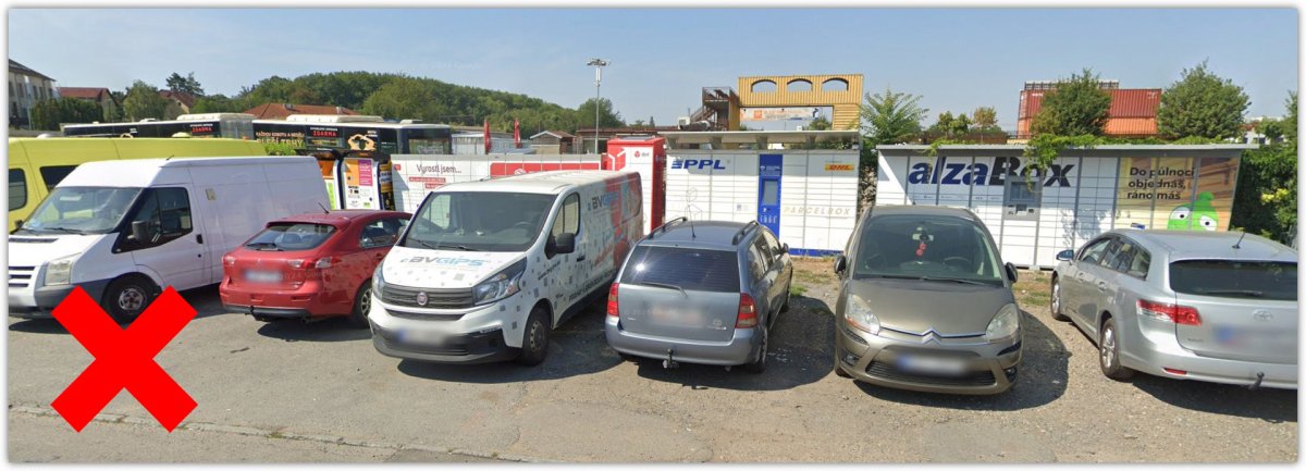 Zde je prostor zahlcen několika výdejními boxy, které navíc vytváří vizuální smog a zabírají příliš mnoho místa. Navíc je nutné zajistit pohodlný a bezpečný přístup.