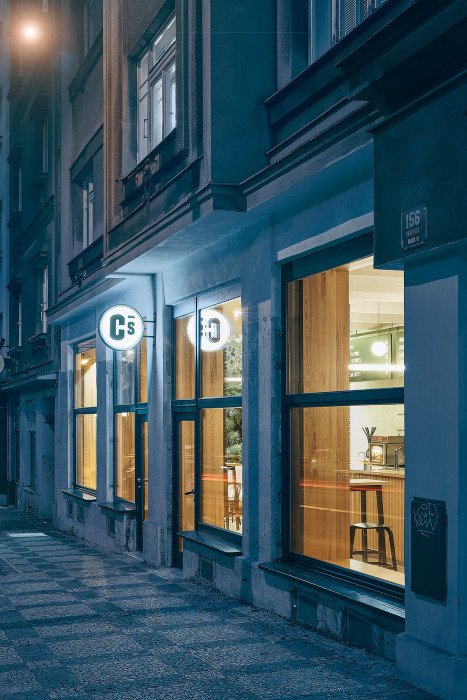 Kavárna Coffee Source v Praze, Pavel Nový a Vít Svoboda (0,5 Studio)