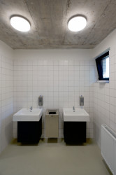 Architekti ze studia INK ARC jsou autory nápadité autobusové zastávky s toaletami v Janských Lázních