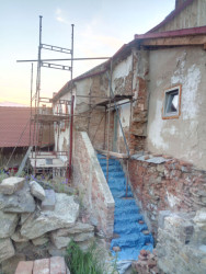 Původní omítka byla silně poškozena (Rekonstrukce historického domu v Šatově, Hlinaři)
