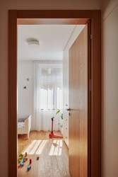 Dětský pokoj je dostatečně velký pro dvě ratolesti. (Rekonstrukce bytu ve Strašnicích, MENU architekti)