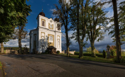 Malá obec Bezděkov nad Metují vyhlašuje soutěž o ztvárnění soch dvou světců sv. Prokopa a sv. Vintíře.