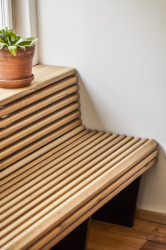 Byt Žižkov, detail lavice, 0,5 Studio