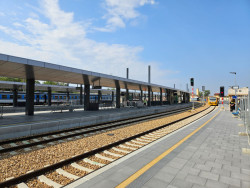 Nové přístřešky na třech nádražích v Kladně. Inovací prošly zejména podhledy - jsou to kazety, které umožní například vytvořit šikminu.