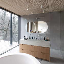 Velkoformátové okno propojuje interiér s okolní zelení, a tak si uvnitř připadáte, jako byste se nacházeli v korunách stromů. (Dům Devín, plusminusarchitects)