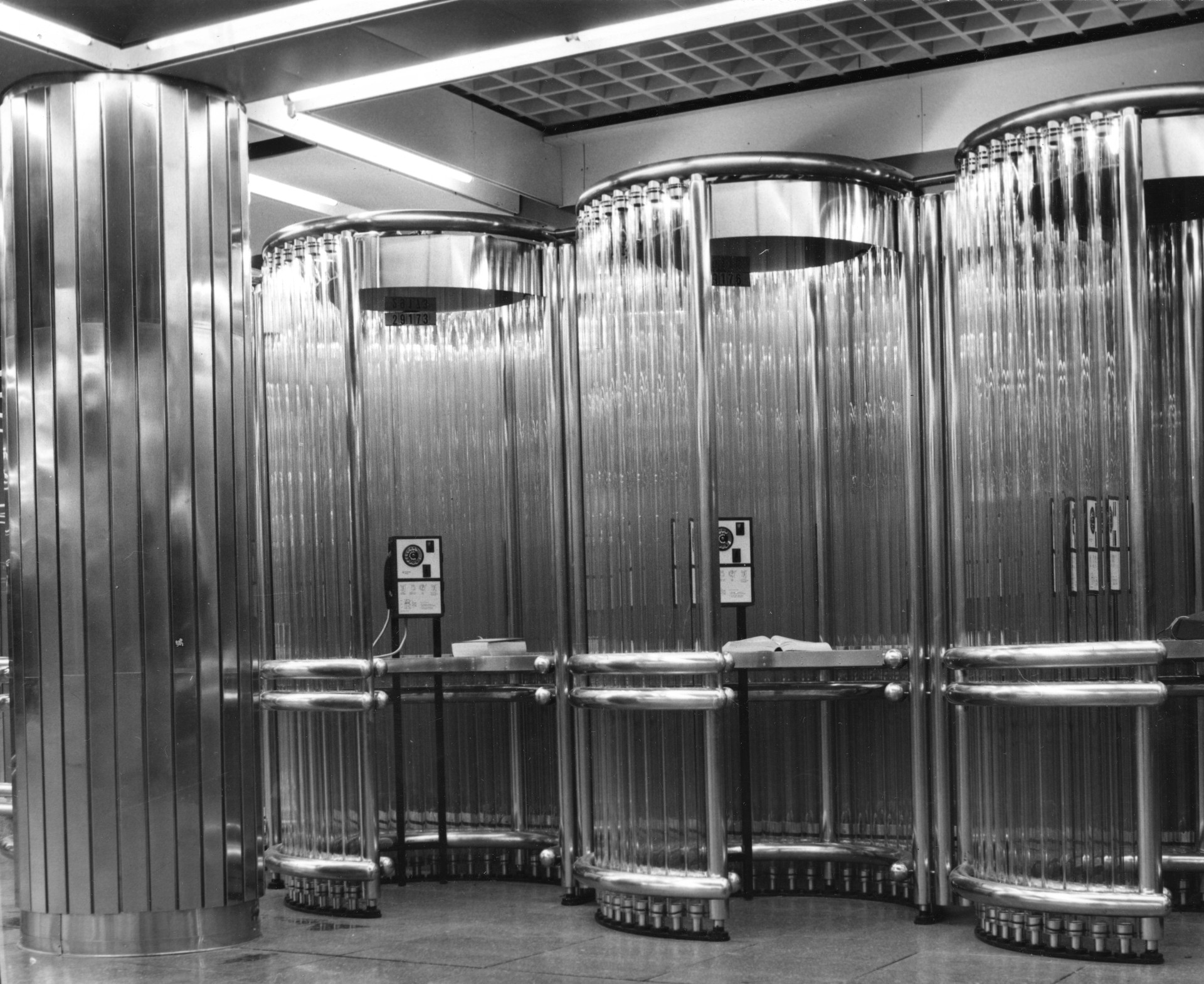 Architekty trasy B se na základě interní soutěže stali Jan Reiterman, Jarmil Srpa a Vladimír Uhlíř. Zatímco trasa C byla převážně kamenná, trasa A kovová, na „béčku“ hrálo hlavní roli sklo. Na fotografii skleněné telefonní budky na Národní třídě.
