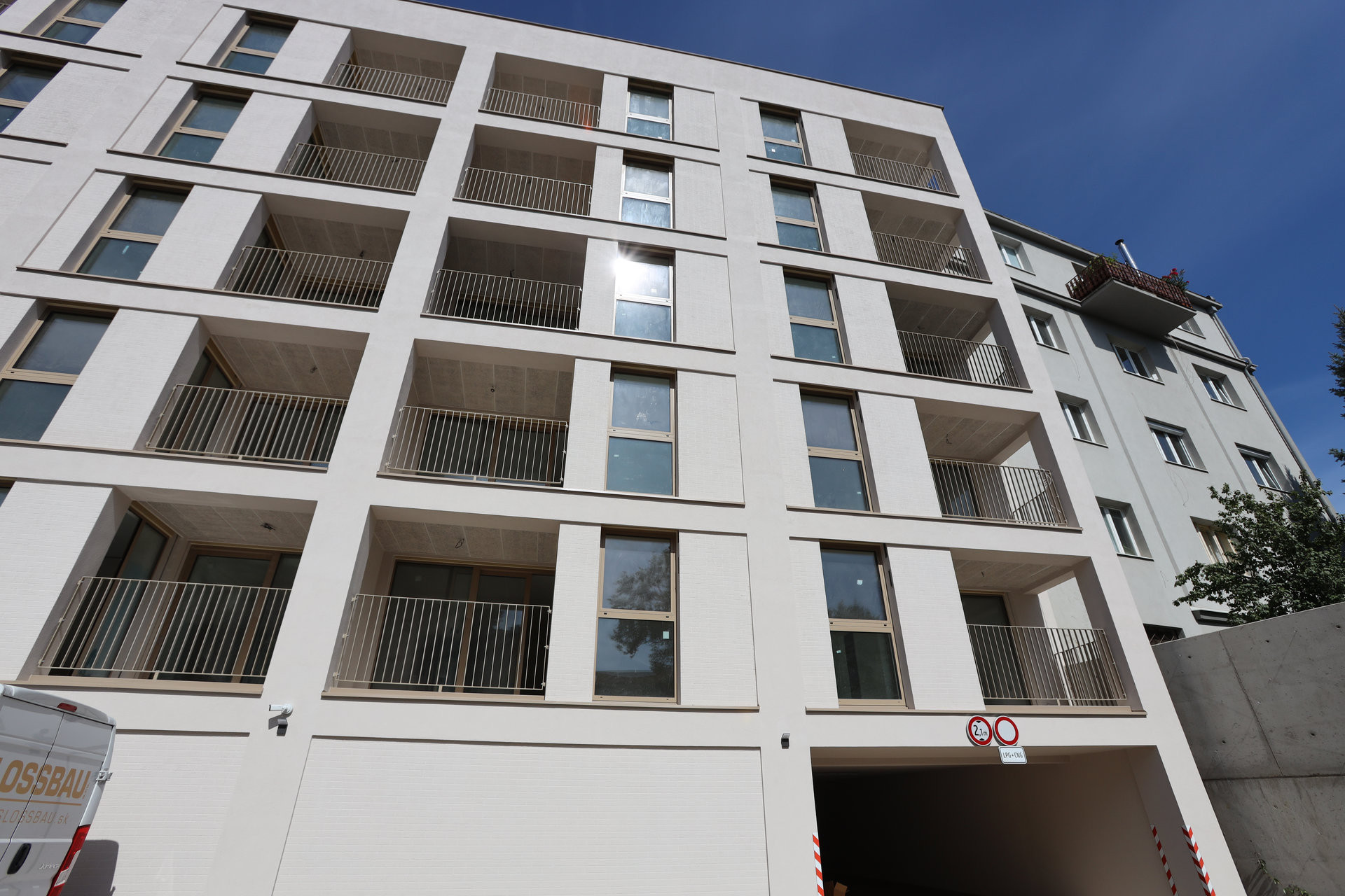 Novostavba bytového domu Zelený dvor citlivě doplňuje historickou strukturu Starého Mesta a přináší moderní městské bydlení ve vnitrobloku.