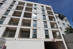 Novostavba bytového domu Zelený dvor citlivě doplňuje historickou strukturu Starého Mesta a přináší moderní městské bydlení ve vnitrobloku.