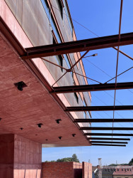 Nová budova v areálu mlýnů. Nahoře dílny pro děti, dole Centrum pro otevřenou kulturu. Odlišují je materiály: nahoře plech, dole cihly.