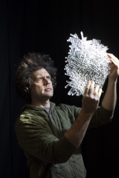 Umělecký ředitel společnosti Lasvit Maxim Velčovský představuje čtyřmetrovou skleněnou uměleckou plastiku