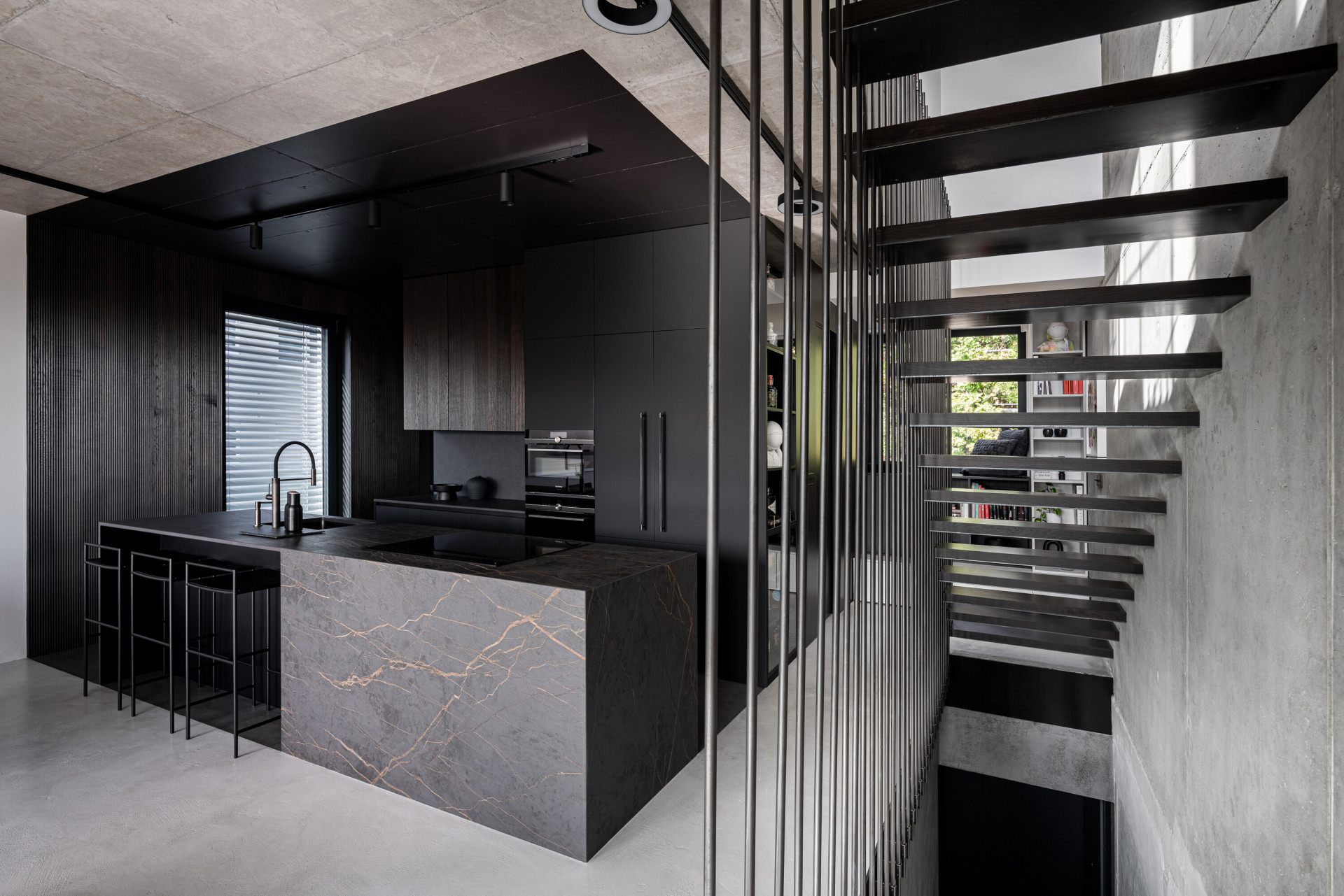 Každé patro má svůj černý box, kde se černá barva promítá do podlah, stěn i stropu - jedním z nich je kuchyně. (Interiér třípodlažního bytu v Praze od studia OOOX)