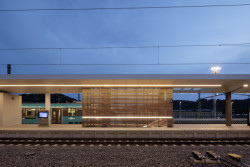 Nádraží ve Vsetíně má nové přístřešky.