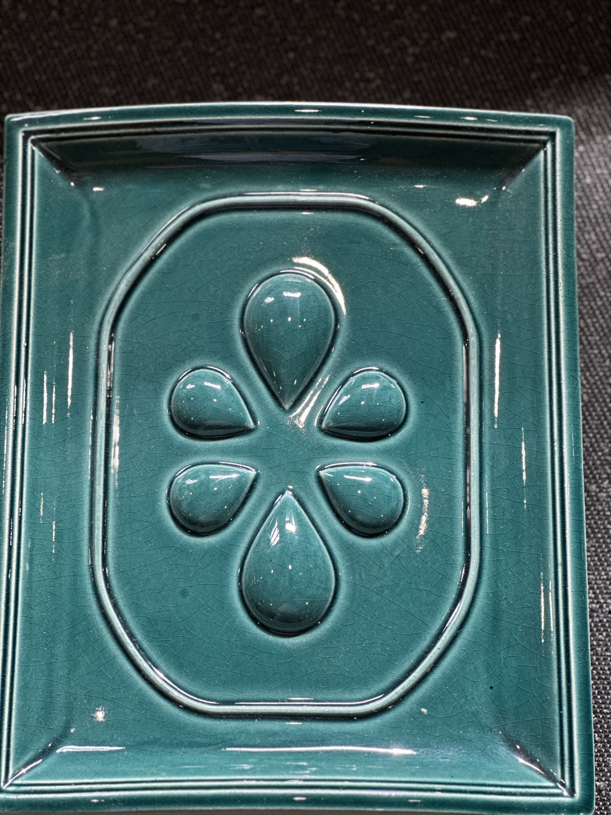 Logo resortu, které se propsalo na samotné kachle. (Rodinný resort Na peci, Lipno)