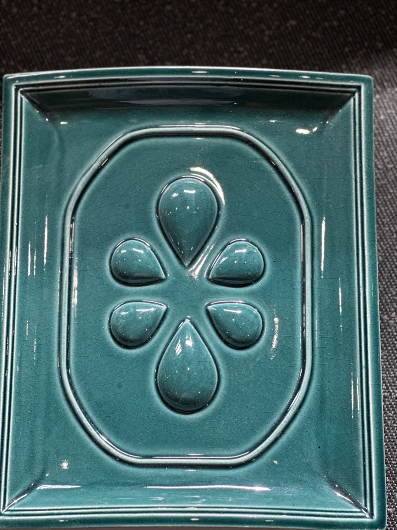 Logo resortu, které se propsalo na samotné kachle. (Rodinný resort Na peci, Lipno)