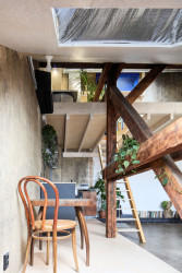 K projektu se přistupovalo pragmaticky – tvůrci se snažili šetřit a neplýtvat materiály, některé se dokonce znovu používaly. (Rekonstrukce podkroví, totalbrutal a svobodová blaha)