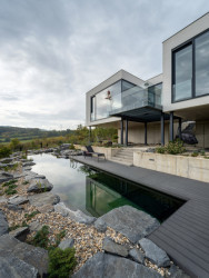 Do zahrady se naopak otevírá velkoformátovými proskleními. (Vila u Prahy, boq architekti)