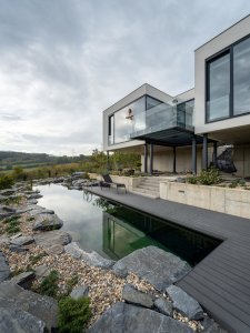 Do zahrady se naopak otevírá velkoformátovými proskleními. (Vila u Prahy, boq architekti)