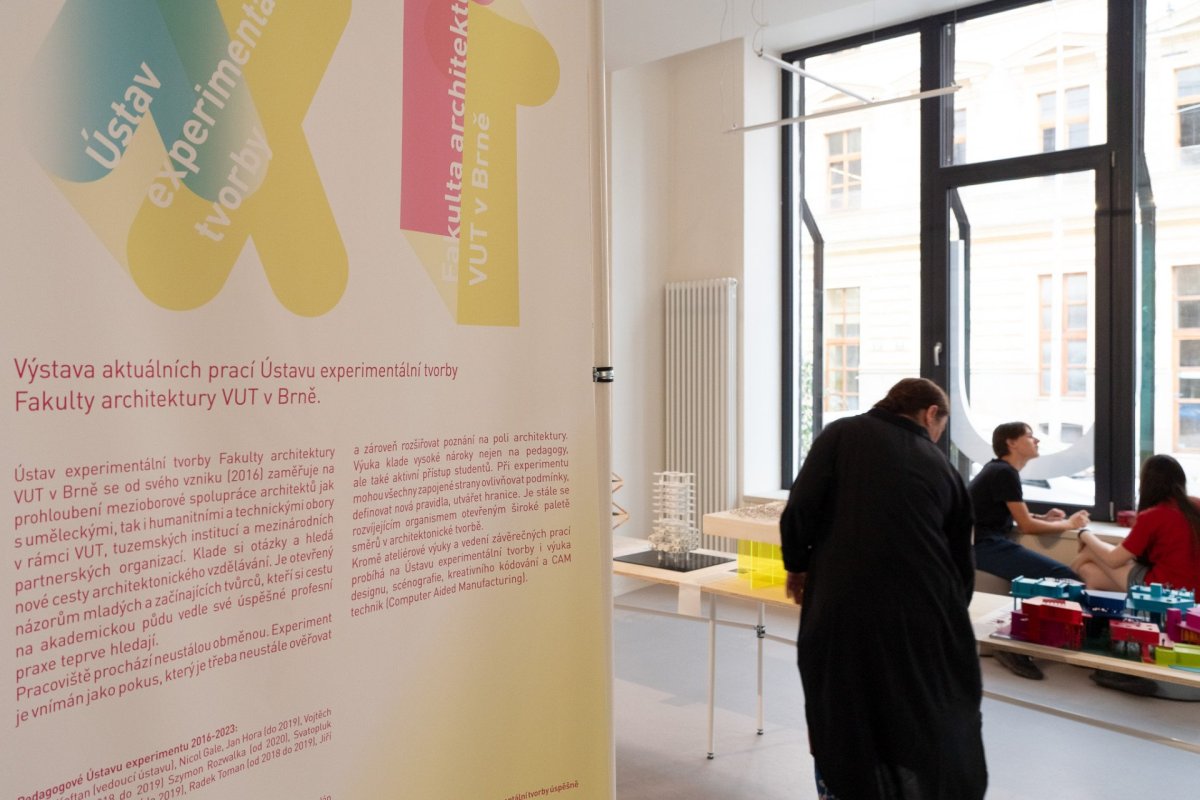 Do 13. října 2023 bude v kreativním hubu KUMST k vidění výstava Široký perimetr architektury