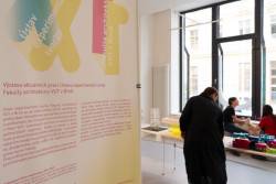 Do 13. října 2023 bude v kreativním hubu KUMST k vidění výstava Široký perimetr architektury