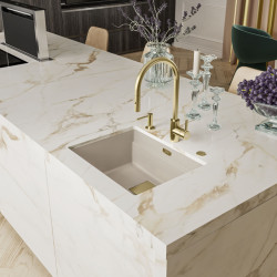 Kuchyňská baterie EOS NEO včetně doplňků v podobě hranatého přepadu a kulaté krytky výpusti. Vše provedení celonerez zlatá s povrchovou úpravou PVD.