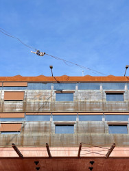 Nová budova vyrostla na místě bývalého skladu, od cihlových mlýnů ji odlišuje fasáda z korodovaného plechu.