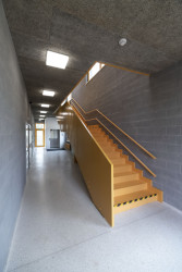 Škola a školka v Letech, Architekt Ondřej Tuček: V interiérech byly záměrně použity především odolné a snadno udržovatelné materiály.