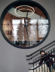 Přístavba školy ve Studenci, CHRAMA: Detail kruhového okna propojujícího schodiště se vstupní halou