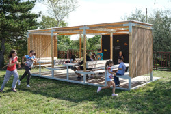 Modulární systém řady Y od Egoé posunuje dosavadní hranice využití venkovního prostoru. (na obrázku řada School)