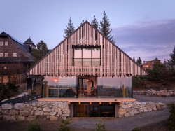 Sklo se nachází na všech třech podlažích chaty. (Chata Kohútka od SENAA architekti)