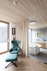 V posledním patře se nachází ložnice rodičů s vlastní koupelnou. (Dům Devín, plusminusarchitects)