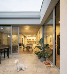 Největší atrium navazuje na hlavní obytné místnosti a je v něm pobytová terasa. (Dům s atrii v Nedvědicích, AOSI)