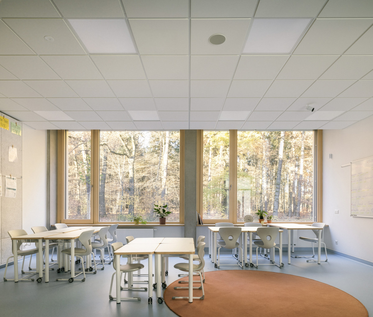 Ve třídě (Nová škola LOŠBATES; SOA architekti)