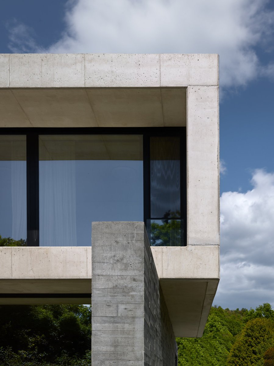 Kontrast tmavé podnože a světlého patra (Vila Troja, Stempel & Tesar architekti)