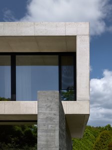 Kontrast tmavé podnože a světlého patra (Vila Troja, Stempel & Tesar architekti)