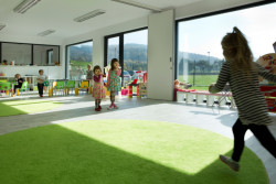 Modulární  Anglicko - česká mateřská školka Teddy Bear ve Vsetíně: Centrální prostor pro hrátky dětí umožňuje flexibilní prostorová řešení