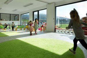 Modulární  Anglicko - česká mateřská školka Teddy Bear ve Vsetíně: Centrální prostor pro hrátky dětí umožňuje flexibilní prostorová řešení
