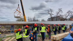 Tři sta metrů dlouhá lávka pro pěší a cyklisty, která spojí Holešovice s Karlínem, se otevře začátkem léta