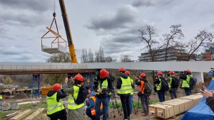 Tři sta metrů dlouhá lávka pro pěší a cyklisty, která spojí Holešovice s Karlínem, se otevře začátkem léta
