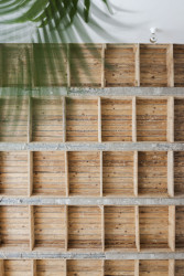 Byt G, Grau Architects: Atypický strop s jasným členěním se stal dominantním prvkem rekonstrukce, dodávající bytu ojedinělý charakter