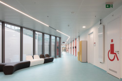 Odolné a funkční Marmoleum v odstínu Fresco 3267 použité pro simulační prostory nemocnice.