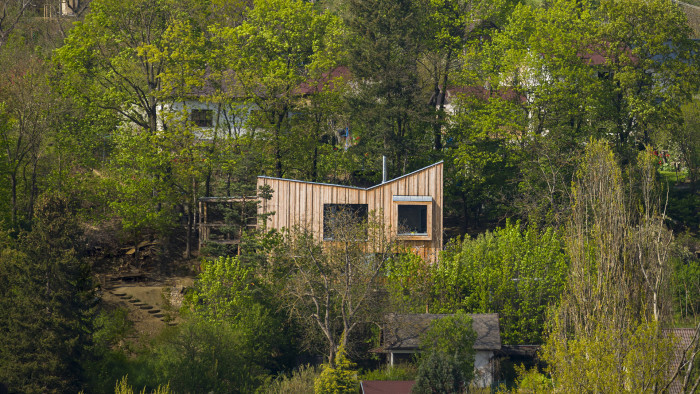 Dům stojí na svahu nad Berounkou