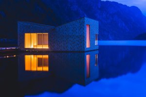 Feste Landscape Architecture navrhli saunu plující na norském jezeře Bandak