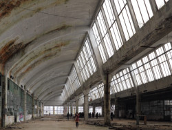 Obr. 5. Hala č. 19 továrny Praga v pražských Vysočanech, 2016. Foto: Lukáš Beran