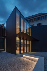 Obnova Červeného kostela, atelier-r: Přístavba spojuje oba objekty a obsahuje vstupní prostor s recepcí a kavárnu.