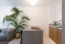 Interiérová designérka Diana Perknovská navrhla byt pro svou sestru, ve kterém se snoubí světlé barvy s přírodními materiály