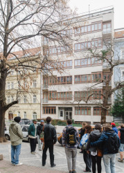 Komentované procházky architekta Jana Bureše a historika architektury Adama Štěcha odhalí svět pražských meziválečných činžovních domů.