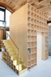 Po schodech se jde nahoru, kde je malá pracovna pro kustoda.