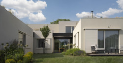 Venkovní jídelna, vsunutá mezi jednotlivé části domu (A69 architekti, rodinný dům ve Slivenci)