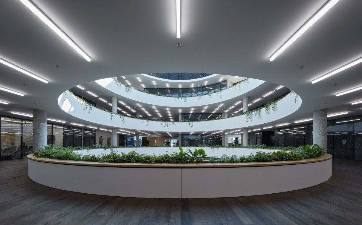 Městskou mozaiku kvalitní královéhradecké architektury doplnila administrativní budova centrály ČSOB od studia Projektil.