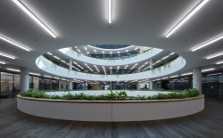 Městskou mozaiku kvalitní královéhradecké architektury doplnila administrativní budova centrály ČSOB od studia Projektil.